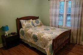 Green Acres House | Quiet, East Side 1 Bedroom