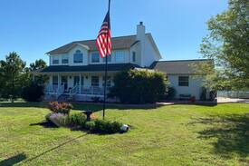 Silver Creek House | Beautiful 2 BED apartment sleeps up to 6 guests!