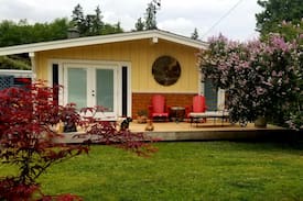 Gibsons House | Franklin Road Retreat - Steps from beach!