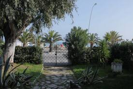 Tortoreto Lido Apartment | Villa Mirì | fronte mare con giardino
