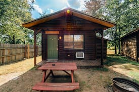 Hochatown Cabin | Sleepy Hollow Honeymoon cabin Centrally Located in the Heart of Hocatown! Walking Distance to Area Attractions.