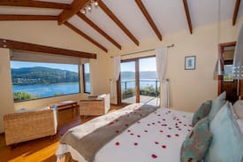 Knysna Hotel | Lagoon View Suite- Spa Bath and Twin Shower