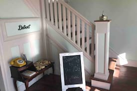 Detroit House | 70’s Themed Airbnb Home Near Downtown 🌸 FUN