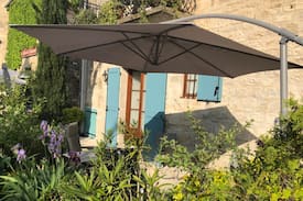 Barjac Apartment | Barjac, Petite maison avec le chat dans la fenêtre