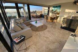 Saint Kilda South Apartment | Luxury St Kilda Penthouse Oasis with Spa