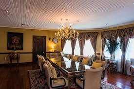 Cross City Hotel | DELUXE QUEEN | PRIVATE ROOM AT THE PUTNAM LODGE