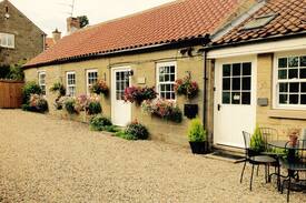 Levisham Apartment | Hall Cottage provides bed, breakfast and lounge.