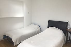 Loughton House | Single-twin or 3 room shared bthrm in High Beach