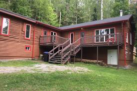 Pohenegamook Villa | Grand chalet bois rond Pohénégamook (La Carpe)