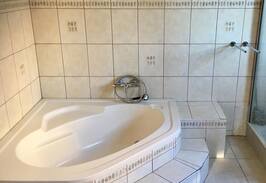 Overhespen House | Slaapkamer met badkamer vlakbij Sint-Truiden