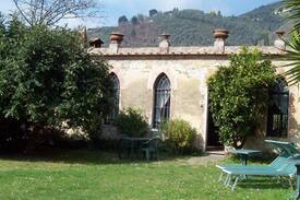 Nocchi House | ANTICA LIMONAIA CON PISCINA E GIARDINO PRIVATO