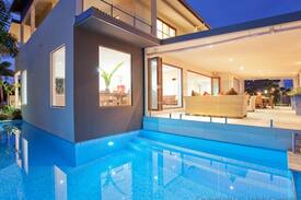 Broadbeach Waters House | Casa Grande Luxury Holiday House Gold Coast Qld