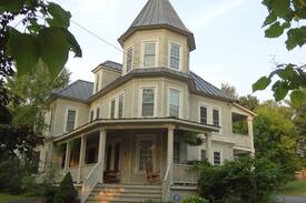 West Lebanon House | Gracious Victorian 10 min to Dartmouth/15 to DHMC