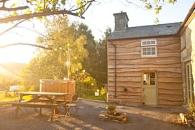 Llanbrynmair Cabin | Beautiful Welsh longhouse retreat