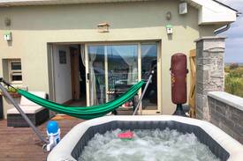 Coolbeg Cross House | Wicklow beachfront and walking distance lake