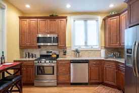Roscoe Village Apartment | Roscoe Village Inn | Guesthouse | Walk to Wrigley!