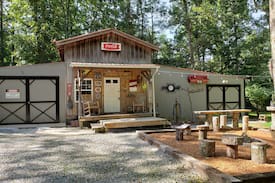 Monterey Cabin | Little Cabin in the Woods -(Biker & Pet Friendly)
