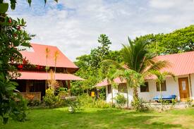 Montanita Bed & Breakfast | Matrimonial con terraza vista al jardín y baño