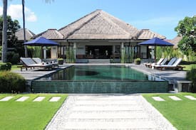 Dencarik Villa | Beachfront Villa Insulinde
