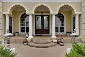 Hutto Bed & Breakfast | The Red Room at The Markow House Gardens B&B