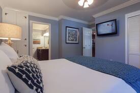 Upper Lake Hotel | Waterfront Executive Suite - Lodge At Blue Lakes