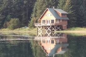 Seldovia Village House | Lagoon Pt Cabin - Green Room (private bedroom)