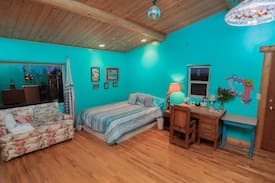 Leigh Creek Estates House | Spacious Aqua Room w/ a View