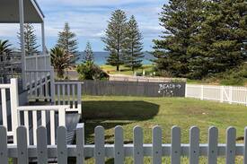Tuross Head Cabin | Stone’s Throw Cottage - Beach front, pet friendly