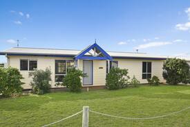 Middleton House | Sea Breeze - Listen to the Surf Roll in from Middleton Beach