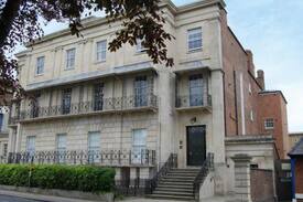 Gloucester Apartment | Sleeps 4, Stylish Grd floor nr Docks inc parking