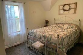 Kewaunee House | Countryside Farmhouse - Full sized bed