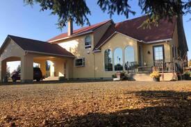 Hubbard Other | Authentic Farm Stay, Convenient Central Location