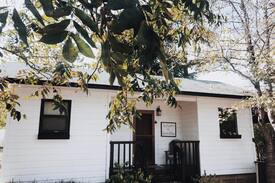 Bates Cabin | Darrah's Cottage. Peaceful. Heart of Arkansas.