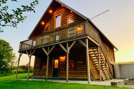 Lansing Cabin | Views End Lodge w/ Hot Tub Jacuzzi