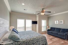 Crystal Beach Apartment | Salty's Suites, Cottage #6* Beachfront*