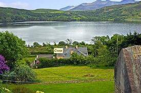Caragh Cabin | Beautiful Lake Side Thatched Cottage, 400 yrs old.
