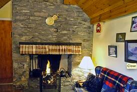 Caragh Cabin | Beautiful Lake Side Thatched Cottage, 400 yrs old.