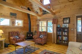 North Upper Truckee Cabin | Kiowa Log Cabin- paw friendly, full kitchen, close to golf