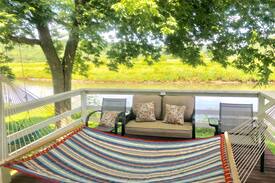 Dorchester Cabin | On Upper Iowa River -W/HOT TUB JACUZZI