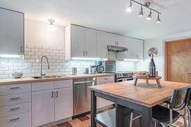 Concordia Apartment | Quiet & Modern Yellow Door Studio in Concordia