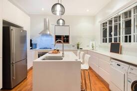 Red Hill House | Luxury Tree House: Stadium accomodation, Sleeps 10