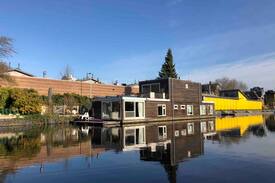 Eastern Docklands Boat Rental | Houseboat with two master-bedrooms & two bathrooms