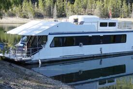 Balfour Boat Rental | Kootenay (Stationary) Houseboat Rental