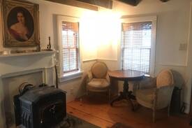 Woodstock House | Cozy Cottage near Woodstock's Village Green