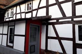 Dauernheim House | Gemütlich wohnen im Fachwerkhaus mit Freizeitraum.