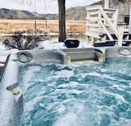 Dorchester Cabin | On Upper Iowa River -W/HOT TUB JACUZZI