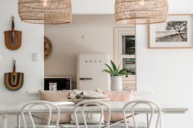 Byron Bay House | Pink Moon Bungalow; walk to beach Netflix BBQ