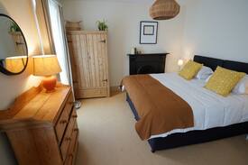 Portrush House | Skipper's Seaside Retreat. Pet Friendly. Portrush