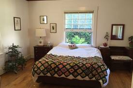 Richmond House | Secret Garden Guesthouse: quiet stay near Division
