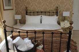 Barton-upon-Humber Bed & Breakfast | Bardney Hall B&B/Gold Room